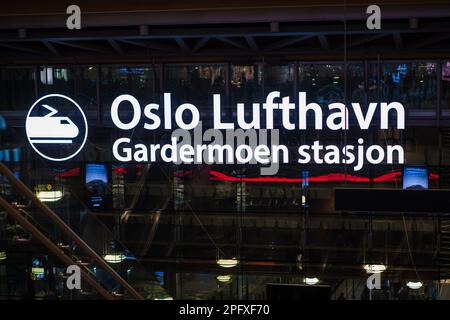 Oslo, Norvegia - 16 marzo 2023: Aeroporto Gardermoen di Oslo (norvegese: Oslo Lufthavn) OSL e stazione ferroviaria. Foto Stock