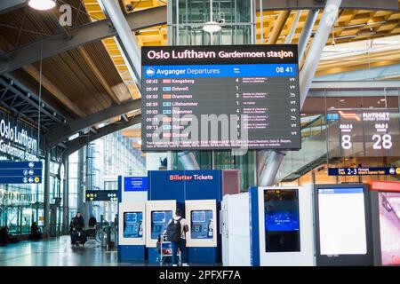 Oslo, Norvegia - 16 marzo 2023: Aeroporto Gardermoen di Oslo (norvegese: Oslo Lufthavn) OSL e stazione ferroviaria. Foto Stock