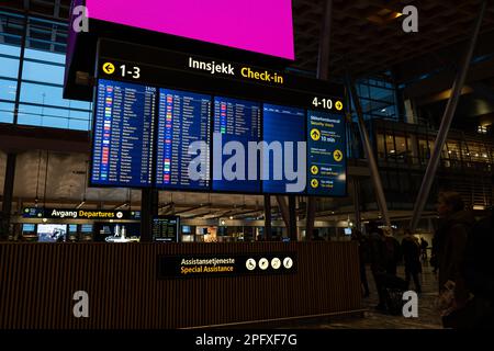 Oslo, Norvegia - 16 marzo 2023: Aeroporto Gardermoen di Oslo (norvegese: Oslo Lufthavn) OSL e stazione ferroviaria. Foto Stock