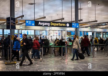 Oslo, Norvegia - 16 marzo 2023: Aeroporto Gardermoen di Oslo (norvegese: Oslo Lufthavn) OSL e stazione ferroviaria. Foto Stock