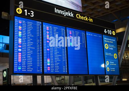 Oslo, Norvegia - 16 marzo 2023: Aeroporto Gardermoen di Oslo (norvegese: Oslo Lufthavn) OSL e stazione ferroviaria. Foto Stock