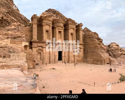Ad-Deir o il Monastero nella Città perduta di Petra Foto Stock