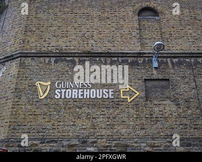 Dublino, Irlanda - 09 25 2015: Muro di mattoni del magazzino della birreria Guinness di Dublino Foto Stock