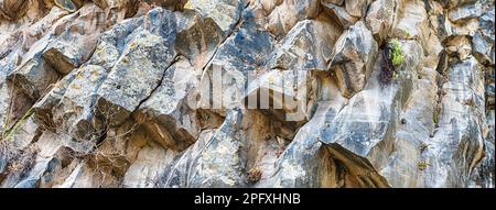 Trama di pietre vulcaniche alle gole dell'Alcantara. Situato vicino Taormina, Sicilia, Italia Foto Stock