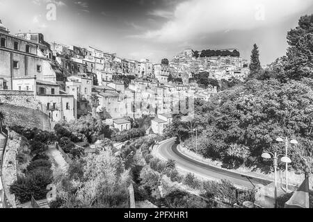 Vista panoramica di Ragusa Ibla, sede di una vasta gamma di architettura barocca e scenografico quartiere inferiore della città di Ragusa, Italia Foto Stock