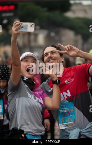 Maratona di Roma 19th Mar, 2023. Corridori della maratona. Photo Credit: Fabio Pagani/Alamy Live News Foto Stock