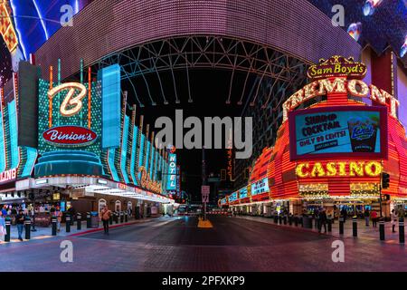 Una foto dei cartelli al neon al Binion's Gambling Hall and Hotel e al Fremont Hotel and Casino, nel mezzo dell'esperienza di Fremont Street Foto Stock