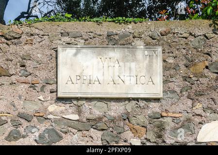 Via Appia Antica, nota anche come Via Appia Antica, insegna a Roma, Italia Foto Stock