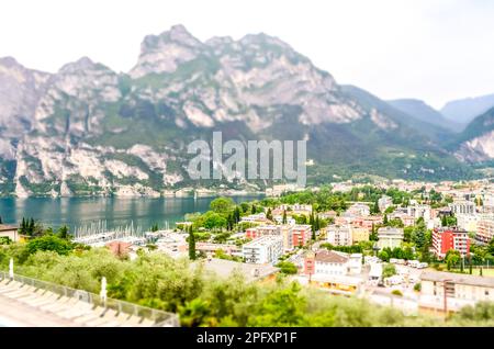 Scenic vista aerea di Riva del Garda, a nord del Lago di Garda e Trento, Italia Foto Stock