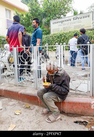 Delhi, India, 19th. Marzo, 2023. Missione di Ramakrishna New Dehli ha consegnato cibo gratuito per i poveri di fronte al Vivekananda Ashram a Paharganj, Delhi, India, Sunday 19.3.20123. © Juergen Hasenkopf / Alamy Live News Foto Stock