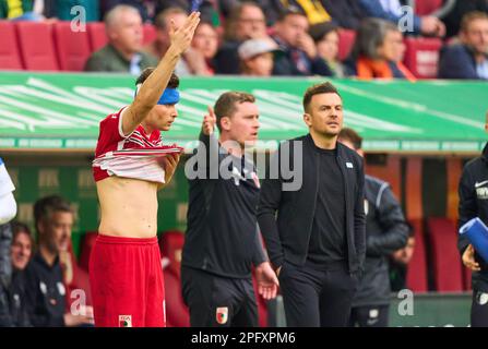 Elvis Rexhbecaj, FCA 13 infortunati, Enrico Maassen, allenatore FCA, team manager, Nella partita FC AUGSBURG - FC SCHALKE 04 1-1 1.German Football League il 18 marzo 2023 ad Augsburg, Germania. Stagione 2022/2023, giorno 24, 1.Bundesliga, 24.Spieltag © Peter Schatz / Alamy Live News - LE NORMATIVE DFL VIETANO QUALSIASI USO DI FOTOGRAFIE come SEQUENZE DI IMMAGINI e/o QUASI-VIDEO - Foto Stock