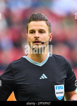 Arbitro Daniel Schlager con fischio, gesti, spettacoli, guardare, azione individuale, Schiedsrichter, Hauptschiedsrichter, schiri, nella partita FC AUGSBURG - FC SCHALKE 04 1-1 1.German Football League il 18 marzo 2023 ad Augusta, Germania. Stagione 2022/2023, giorno 24, 1.Bundesliga, 24.Spieltag © Peter Schatz / Alamy Live News - LE NORMATIVE DFL VIETANO QUALSIASI USO DI FOTOGRAFIE come SEQUENZE DI IMMAGINI e/o QUASI-VIDEO - Foto Stock