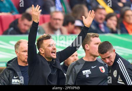 Enrico Maassen, allenatore della FCA, team manager, nella partita FC AUGSBURG - FC SCHALKE 04 1-1 1.German Football League il 18 marzo 2023 ad Augusta, Germania. Stagione 2022/2023, giorno 24, 1.Bundesliga, 24.Spieltag © Peter Schatz / Alamy Live News - LE NORMATIVE DFL VIETANO QUALSIASI USO DI FOTOGRAFIE come SEQUENZE DI IMMAGINI e/o QUASI-VIDEO - Foto Stock