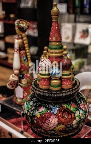 Molto bello e colorato tchotchke o knickknack al Museo di Arte Russa a Minneapolis, Minnesota USA. Foto Stock