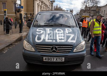 Londra/Regno Unito 18 MARZO 2023. I manifestanti marciano attraverso il centro di Londra chiedendo la fine della proposta Ultra Low Emission zone, che porterà molti piloti di auto più vecchie a pagare £12,50 dollari al giorno per guidare nella Greater London. Aubrey Fagon/Live Alamy News. Foto Stock