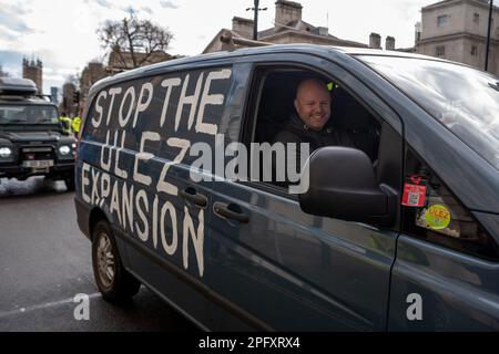 Londra/Regno Unito 18 MARZO 2023. I manifestanti marciano attraverso il centro di Londra chiedendo la fine della proposta Ultra Low Emission zone, che porterà molti piloti di auto più vecchie a pagare £12,50 dollari al giorno per guidare nella Greater London. Aubrey Fagon/Live Alamy News. Foto Stock