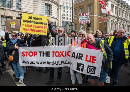 Londra/Regno Unito 18 MARZO 2023. I manifestanti marciano attraverso il centro di Londra chiedendo la fine della proposta Ultra Low Emission zone, che porterà molti piloti di auto più vecchie a pagare £12,50 dollari al giorno per guidare nella Greater London. Aubrey Fagon/Live Alamy News. Foto Stock