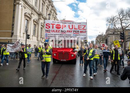 Londra/Regno Unito 18 MARZO 2023. I manifestanti marciano attraverso il centro di Londra chiedendo la fine della proposta Ultra Low Emission zone, che porterà molti piloti di auto più vecchie a pagare £12,50 dollari al giorno per guidare nella Greater London. Aubrey Fagon/Live Alamy News. Foto Stock