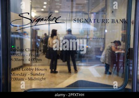 New York, Stati Uniti. 13th Mar, 2023. I clienti vengono visti all'interno di una filiale Signature Bank a New York, negli Stati Uniti, il 13 marzo 2023. Credit: Michael Nagle/Xinhua/Alamy Live News Foto Stock