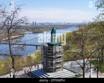 Questa foto raffigura il monumento al Principe Volodymyr il Grande situato sulla collina di Volodymyrska a Kiev. Il monumento è protetto da un particolare costrutto Foto Stock