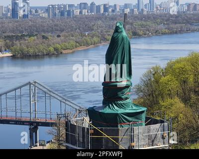 Monumento al Principe Volodymyr il Grande situato sulla collina di Volodymyrska a Kiev. Il monumento è protetto da una costruzione speciale, e l'immagine captu Foto Stock