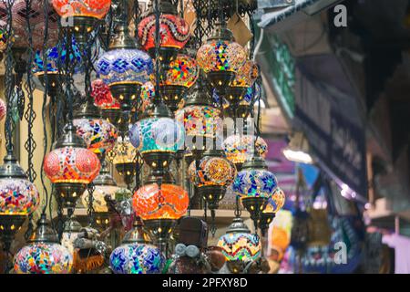 Nel bazar sono appese lambas mediorientali di diversi colori e dimensioni. Luminose lanterne tradizionali arabe e turche in metallo e vetro Foto Stock