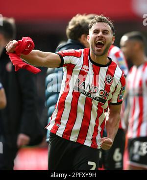 George Baldock di Sheffield United festeggia dopo il fischio finale della partita finale della Emirates fa Cup a Bramall Lane, Sheffield. Data immagine: Domenica 19 marzo 2023. Foto Stock