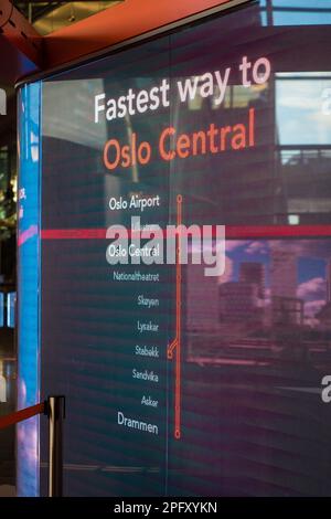 Oslo, Norvegia - 11 marzo 2023: Trasporto in treno a Oslo con Flytoget. Foto Stock