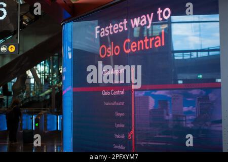 Oslo, Norvegia - 11 marzo 2023: Trasporto in treno a Oslo con Flytoget. Foto Stock