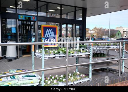 supermercato di sconto aldi, herne bay town, kent est, regno unito marzo 2023 Foto Stock