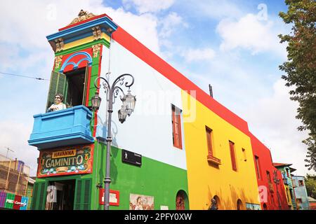 Impressionante edificio multicolore nel quartiere di la Boca, una delle famose destinazioni turistiche di Buenos Aires, Argentina, Sud America Foto Stock