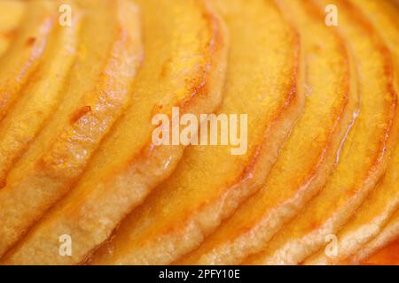 Primo piano di appetitose fette di mela su una torta di mele Foto Stock