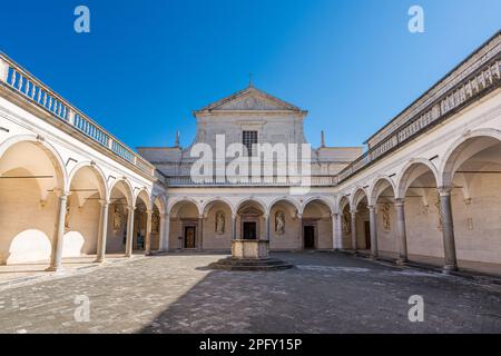 Il meraviglioso chiostro dell'Abbazia di Montecassino in una mattinata di sole, Lazio, Italia. Foto Stock