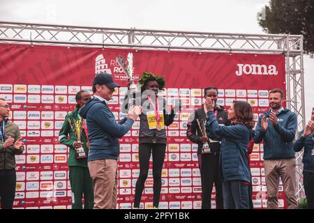 Roma, Italia. 19th Mar, 2023. CHEPKWONY BETTY (Kenya) durante la 2023 Maratona di Roma, Maratona di Roma, marzo 19 2023 Credit: Independent Photo Agency Srl/Alamy Live News Foto Stock