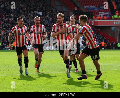 Bramall Lane, Sheffield, Regno Unito. 19th Mar, 2023. Fa Cup Football, Quarter Final, Sheffield United contro Blackburn Rovers; Tommy Doyle di Sheffield United celebra con James McAtee Oliver McBurnie Billy Sharp e Sander Berge dopo aver segnato il terzo goal del suo fianco negli anni '91st per ottenere il punteggio 3-2 Credit: Action Plus Sports/Alamy Live News Foto Stock