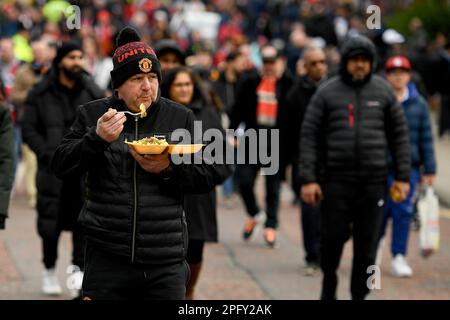 Manchester, Regno Unito. 19th Mar, 2023. I fan di Man Utd fuori da Old Trafford davanti alla partita della fa Cup a Old Trafford, Manchester. Il credito dell'immagine dovrebbe essere: Gary Oakley/Sportimage Credit: Sportimage/Alamy Live News Foto Stock