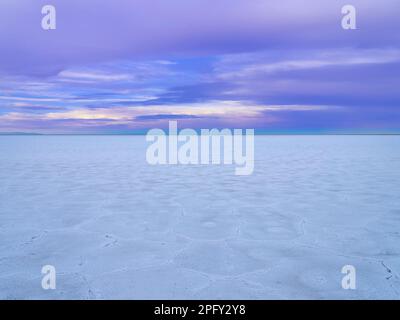 Tramonto tranquillo a Bonneville Salt Flats, Utah USA Foto Stock