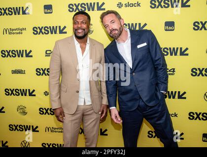 AUSTIN, TEXAS - 18 MARZO: Chris Tucker e ben Affleck partecipano alla prima mondiale di 'Air' al Paramount Theatre durante la SXSW Conference and Festival del 2023 il 18 marzo 2023 ad Austin, Texas (Photo by Maggie Boyd/SipaUSA) Credit: Sipa USA/Alamy Live News Foto Stock