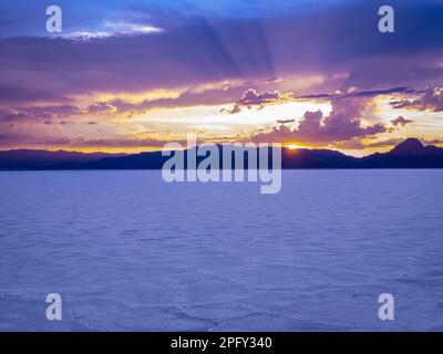 Tramonto a Bonneville Salt Flats, Utah USA Foto Stock