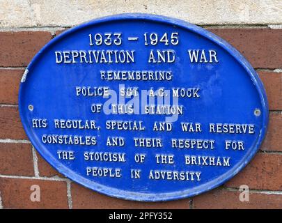 Targa blu Heritage sul muro del Museo di Brixham Heitage, ex stazione di polizia, commemorazione della polizia Sgt A G Mock, New Road, Brixham, Devon, Regno Unito Foto Stock