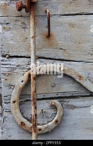 Un primo piano del lavoro di ferro su una serranda medievale a Fanjeaux, nel sud della Francia. Foto Stock