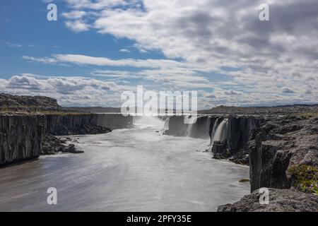 La cascata Selfoss vicino a Dettifoss nel Parco Nazionale di Vatnajokull, Islanda nord-orientale Foto Stock