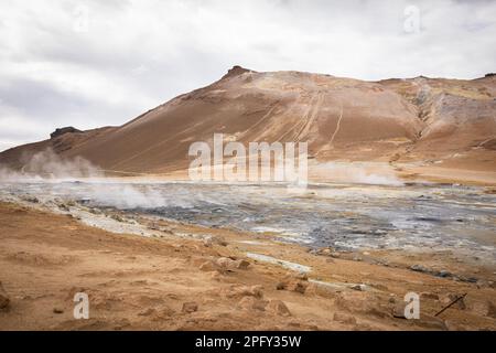 Una vista delle sorgenti termali di Hverir, Namafjall Geotermal Area in Islanda Foto Stock