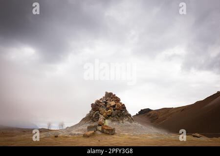 Le fumarole fumanti da una sorgente geotermica a Hverir Foto Stock