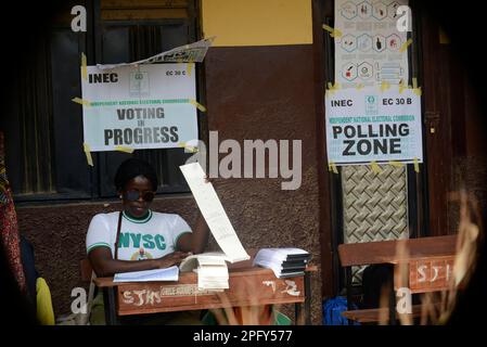 Lagos, Nigeria, 18 marzo 2023 il funzionario elettorale ordina l'elezione al centro di raccolta del rione dopo il Governatorato del 2023 e la Camera di Stato dell'Assemblea a Oyewole, Iyana-Ipaja, Lagos, Nigeria, il sabato, Marzo 18, 2023. Credit: Adekunle Ajayi/Alamy Live News Foto Stock