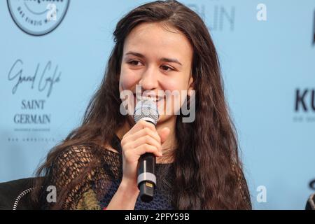 Berlino, Germania. 19th Mar, 2023. Yasmina Hempel alla conferenza stampa del musical Peter Plate 'Romeo & Juliet' presso lo Stage Theater des Westens. Credit: Gerald Matzka/dpa/Alamy Live News Foto Stock