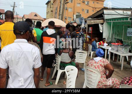 Lagos, Nigeria, 18 marzo 2023 i votanti sono in coda per votare durante il 2023° Governatorato e Camera di Stato dell'Assemblea nella zona di Anifowose, Ikeja, Lagos, Nigeria, sabato, Marzo 18, 2023. Credit: Adekunle Ajayi/Alamy Live News Foto Stock