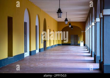 Corridoio, Museo delle Americhe (Museo de las Americas), storico Cuartel de Ballaja (Barracks Ballaja), San Juan Vecchia, Porto Rico Foto Stock