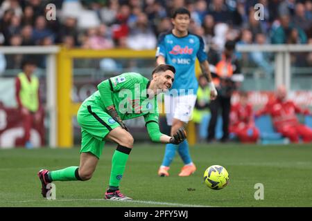 Torino, 19th marzo 2023. Min-Jae Kim di SSC Napoli guarda come Alex Meret di SSC Napoli lancia il pallone durante la Serie A Match allo Stadio Grande Torino. L'immagine di credito dovrebbe essere: Jonathan Moskrop / Sportimage Foto Stock