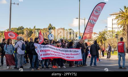 Portogallo (Lisbona): Manifestazioni contro la povertà, Praa do Marquês de Pombal, Lisbon18 marzo 2023. Migliaia di persone hanno marciato nella capitale portoghese Lisbona, chiedendo salari più alti e altre misure per contribuire a combattere la povertà e il crescente costo della vita. © Danie De Moura/BMT Foto Stock